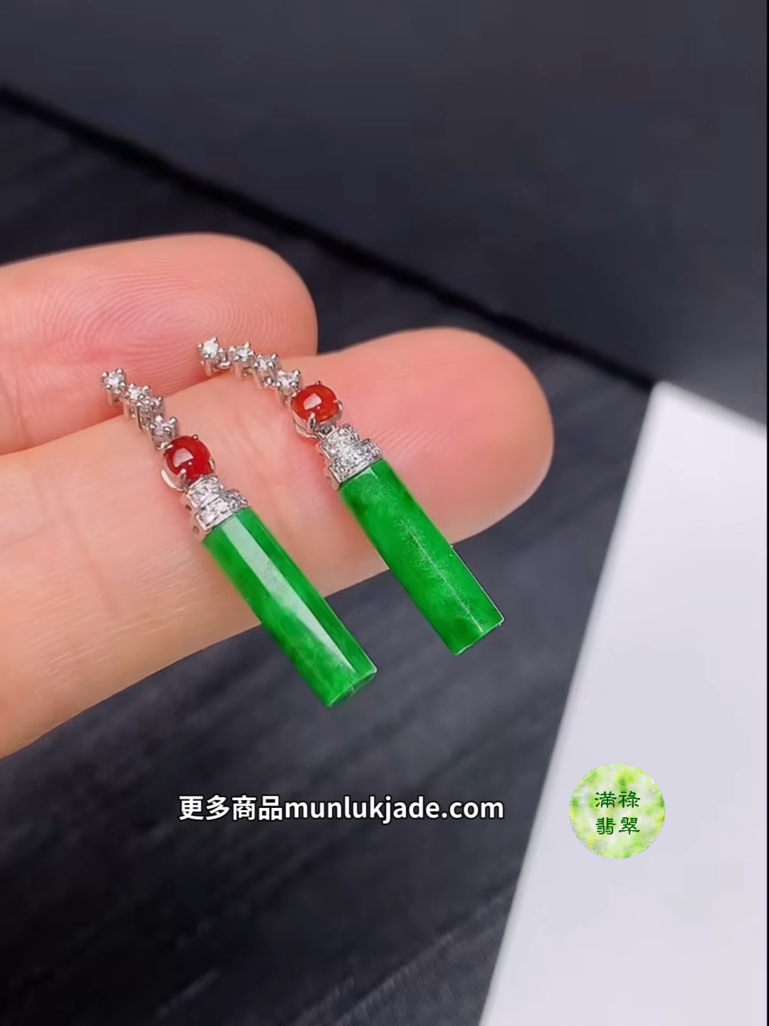 翡翠18K白金鑲鑽陽綠圓柱耳環|紅翡點綴高貴奪目#856 3 翡翠18K白金鑲鑽陽綠圓柱耳環|紅翡點綴高貴奪目#856 - Image 3