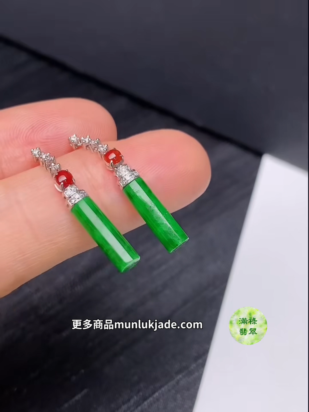 翡翠18K白金鑲鑽陽綠圓柱耳環|紅翡點綴高貴奪目#856 4 翡翠18K白金鑲鑽陽綠圓柱耳環|紅翡點綴高貴奪目#856 - Image 4