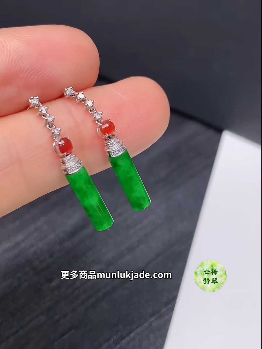 翡翠18K白金鑲鑽陽綠圓柱耳環|紅翡點綴高貴奪目#856 6 翡翠18K白金鑲鑽陽綠圓柱耳環|紅翡點綴高貴奪目#856 - Image 6