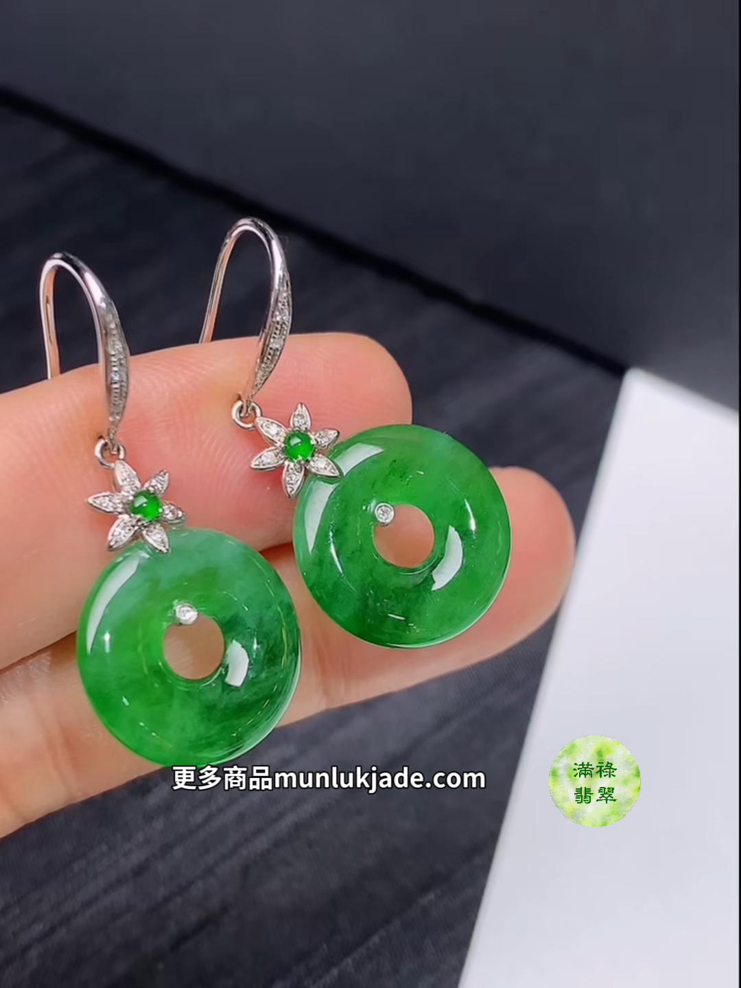 翡翠18K白金鑲鑽陽綠平安扣耳環|花紋點綴清新高雅#858 1 翡翠18K白金鑲鑽陽綠平安扣耳環|花紋點綴清新高雅#858