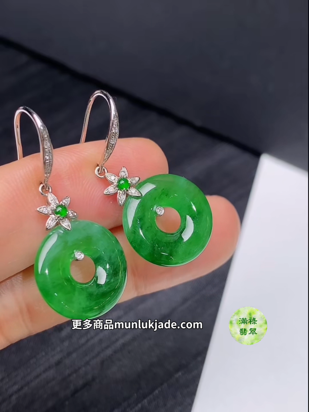 翡翠18K白金鑲鑽陽綠平安扣耳環|花紋點綴清新高雅#858 4 翡翠18K白金鑲鑽陽綠平安扣耳環|花紋點綴清新高雅#858 - Image 4