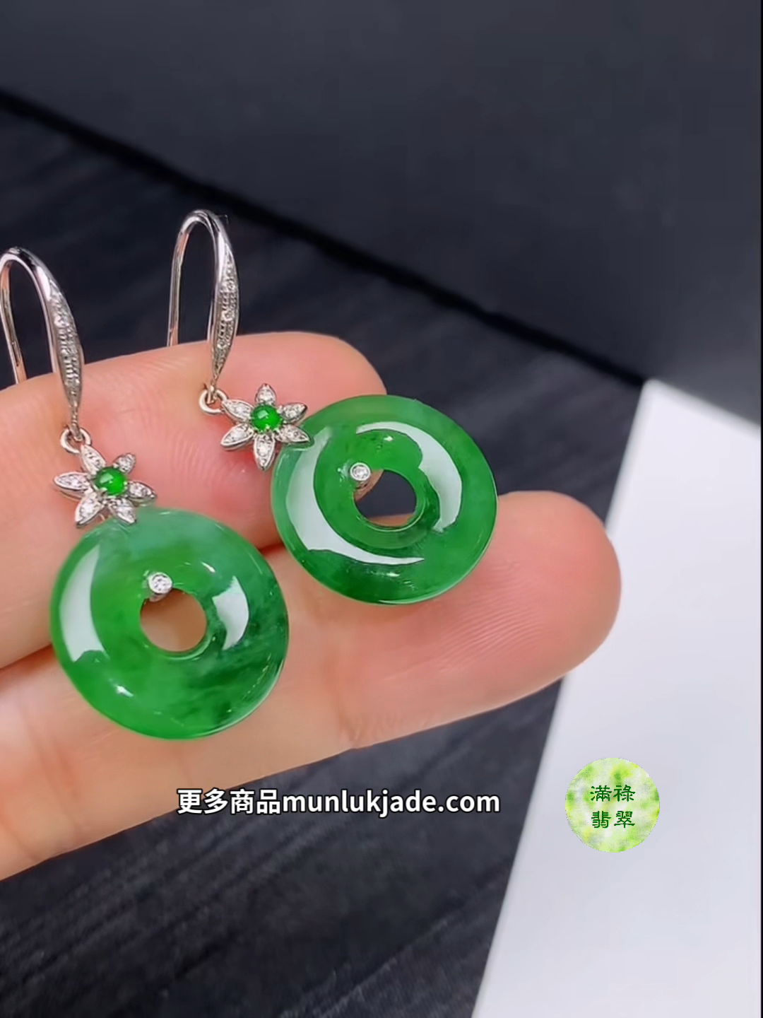 翡翠18K白金鑲鑽陽綠平安扣耳環|花紋點綴清新高雅#858 5 翡翠18K白金鑲鑽陽綠平安扣耳環|花紋點綴清新高雅#858 - Image 5