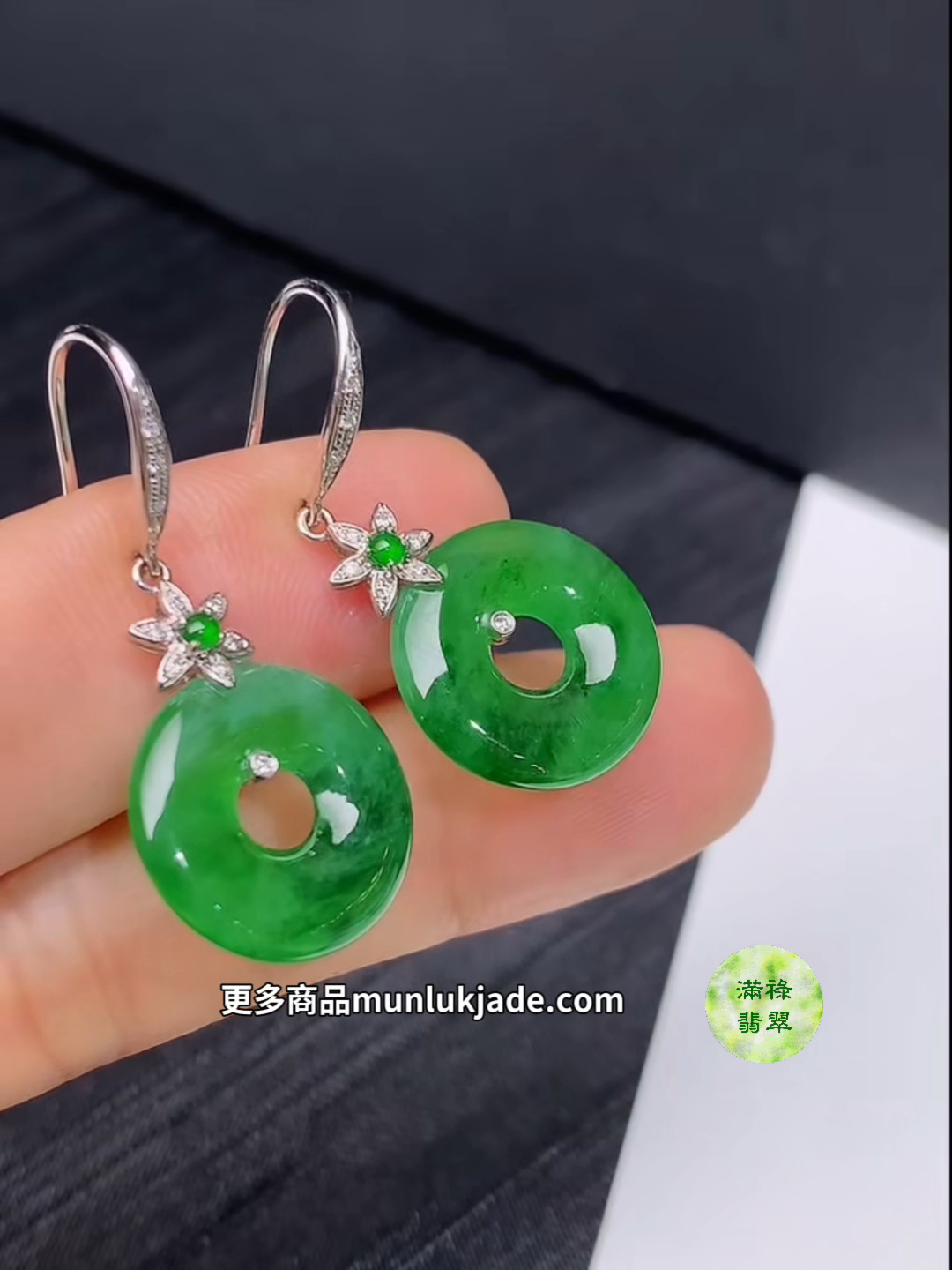 翡翠18K白金鑲鑽陽綠平安扣耳環|花紋點綴清新高雅#858 6 翡翠18K白金鑲鑽陽綠平安扣耳環|花紋點綴清新高雅#858 - Image 6