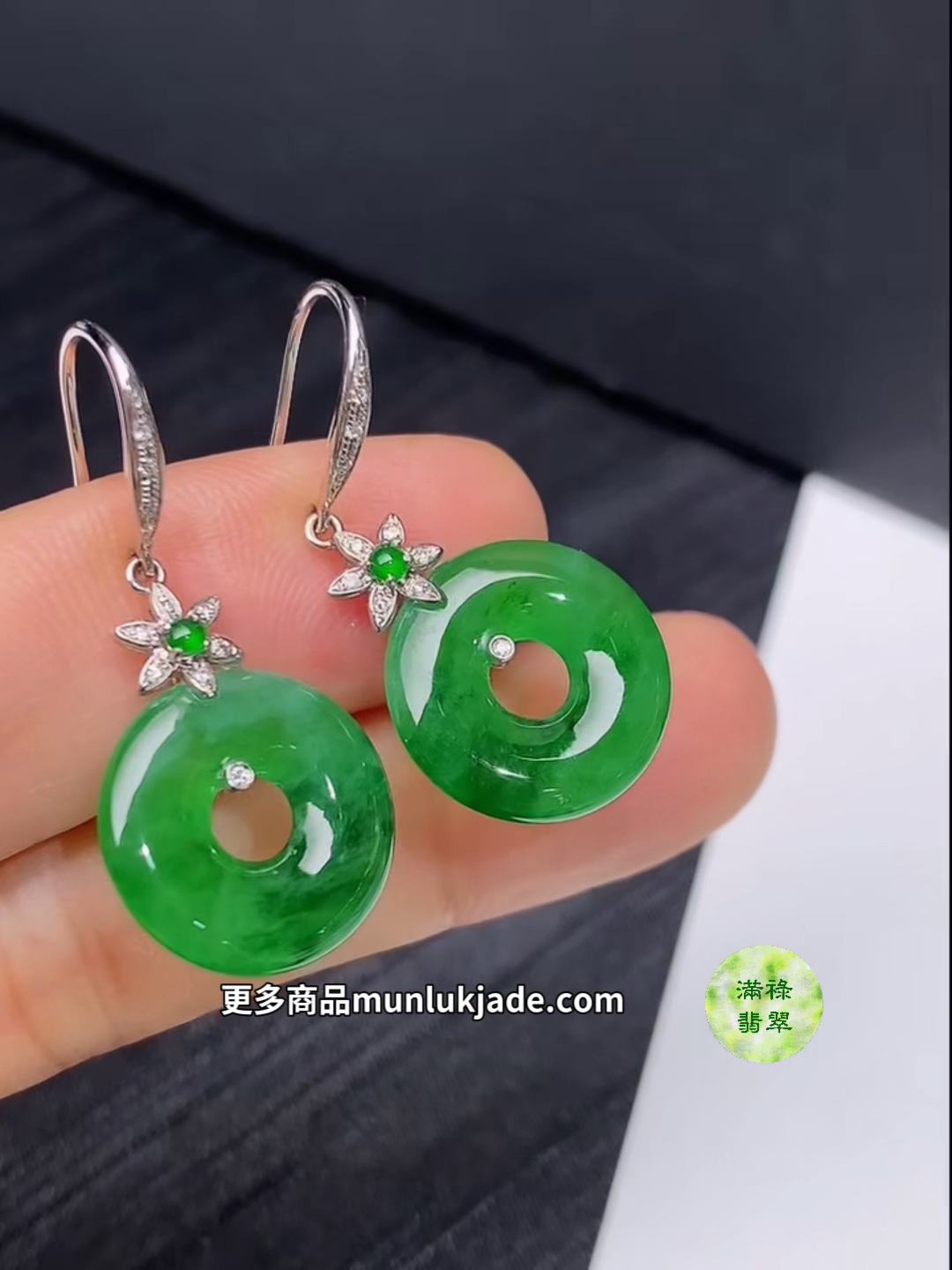 翡翠18K白金鑲鑽陽綠平安扣耳環|花紋點綴清新高雅#858 7 翡翠18K白金鑲鑽陽綠平安扣耳環|花紋點綴清新高雅#858 - Image 7