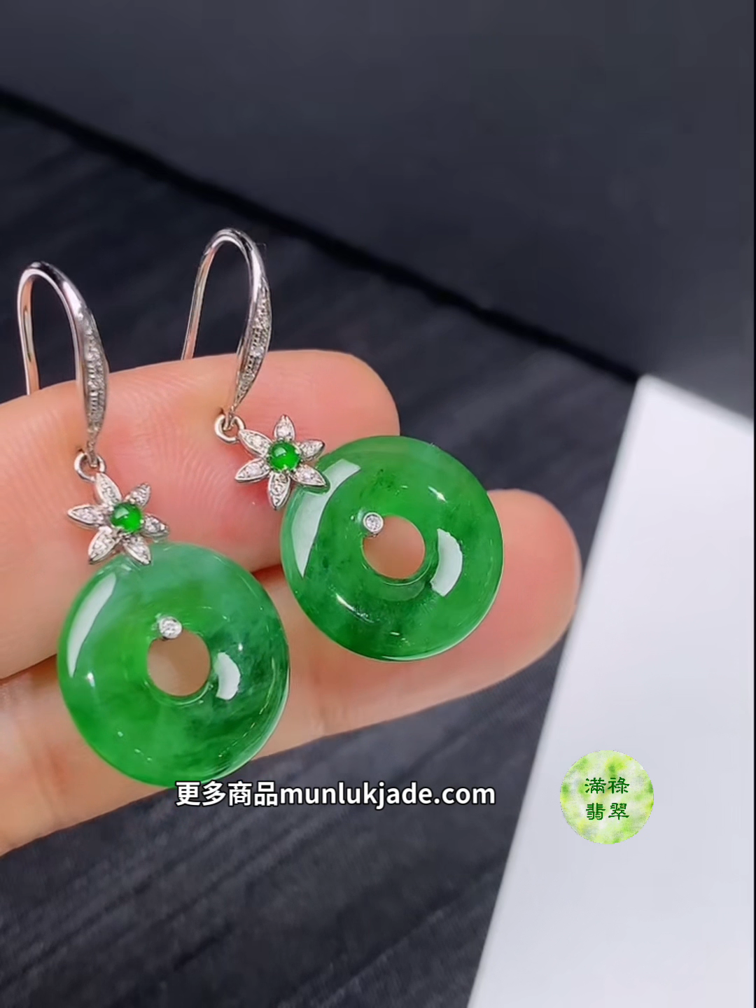 翡翠18K白金鑲鑽陽綠平安扣耳環|花紋點綴清新高雅#858 8 翡翠18K白金鑲鑽陽綠平安扣耳環|花紋點綴清新高雅#858 - Image 8