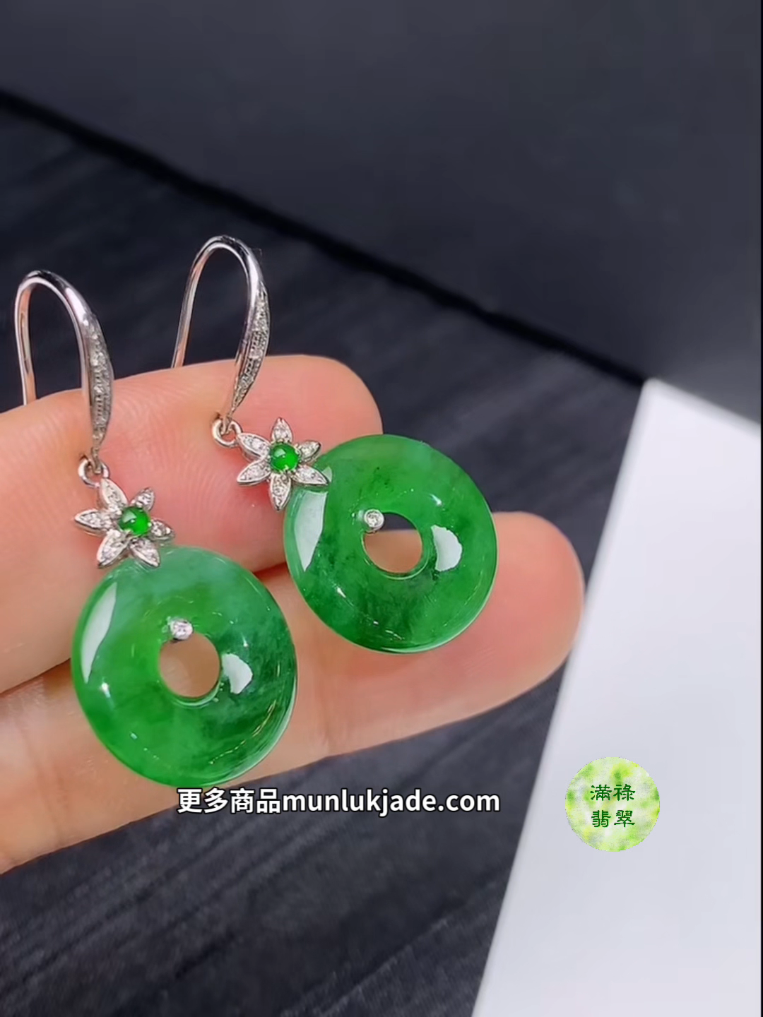 翡翠18K白金鑲鑽陽綠平安扣耳環|花紋點綴清新高雅#858 9 翡翠18K白金鑲鑽陽綠平安扣耳環|花紋點綴清新高雅#858 - Image 9