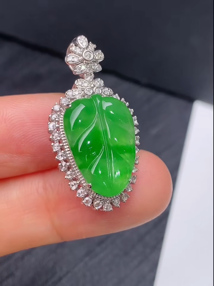 翡翠18K鑽石綠色樹葉吊墜|陽綠晶瑩生機盎然 #867 4 翡翠18K鑽石綠色樹葉吊墜|陽綠晶瑩生機盎然 #867 - Image 4