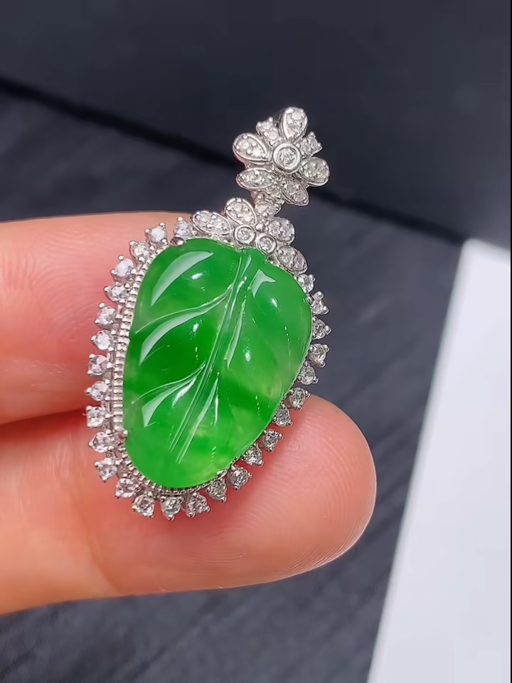 翡翠18K鑽石綠色樹葉吊墜|陽綠晶瑩生機盎然 #867 5 翡翠18K鑽石綠色樹葉吊墜|陽綠晶瑩生機盎然 #867 - Image 5