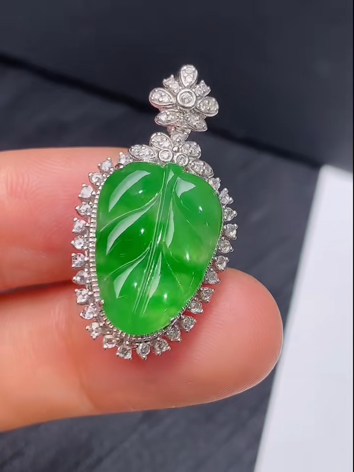 翡翠18K鑽石綠色樹葉吊墜|陽綠晶瑩生機盎然 #867 6 翡翠18K鑽石綠色樹葉吊墜|陽綠晶瑩生機盎然 #867 - Image 6
