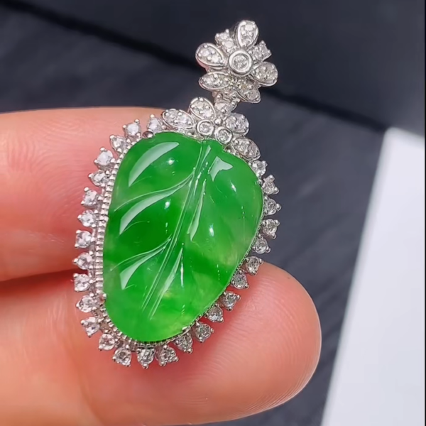 翡翠18K鑽石綠色樹葉吊墜｜陽綠晶瑩生機盎然