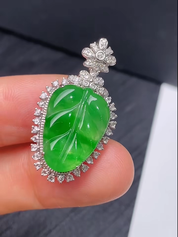 翡翠18K鑽石綠色樹葉吊墜|陽綠晶瑩生機盎然 #867 1 翡翠18K鑽石綠色樹葉吊墜|陽綠晶瑩生機盎然
