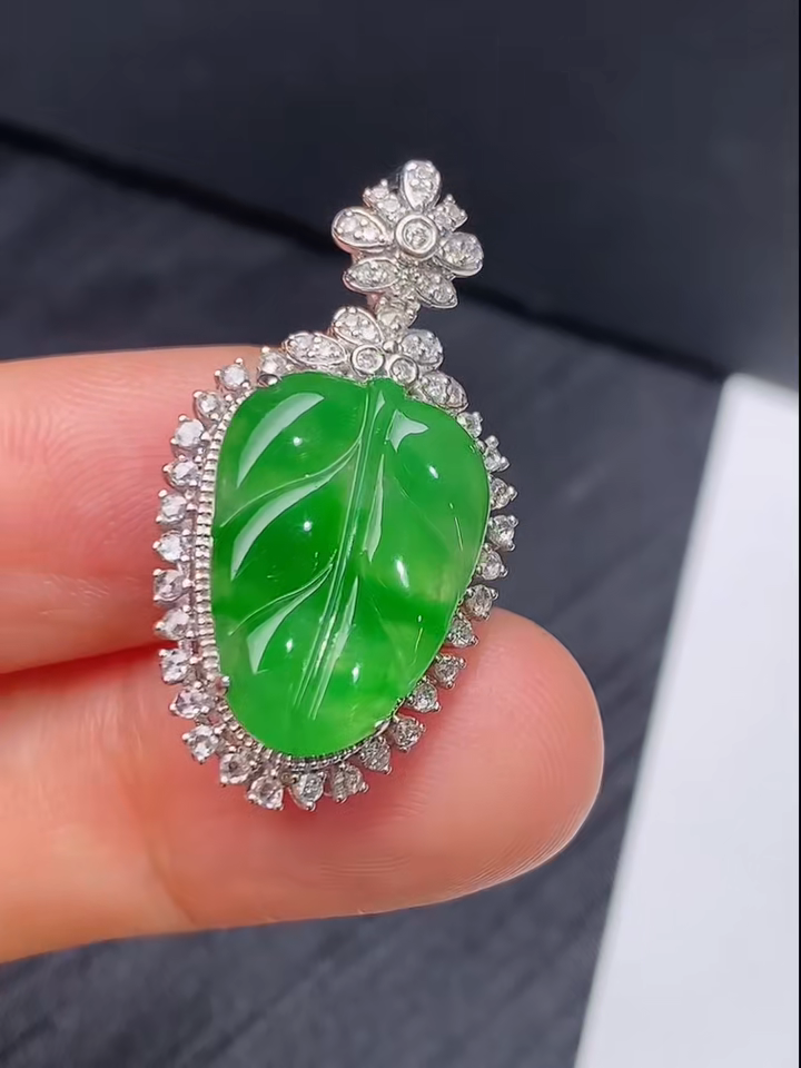 翡翠18K鑽石綠色樹葉吊墜|陽綠晶瑩生機盎然 #867 10 翡翠18K鑽石綠色樹葉吊墜|陽綠晶瑩生機盎然 #867 - Image 10
