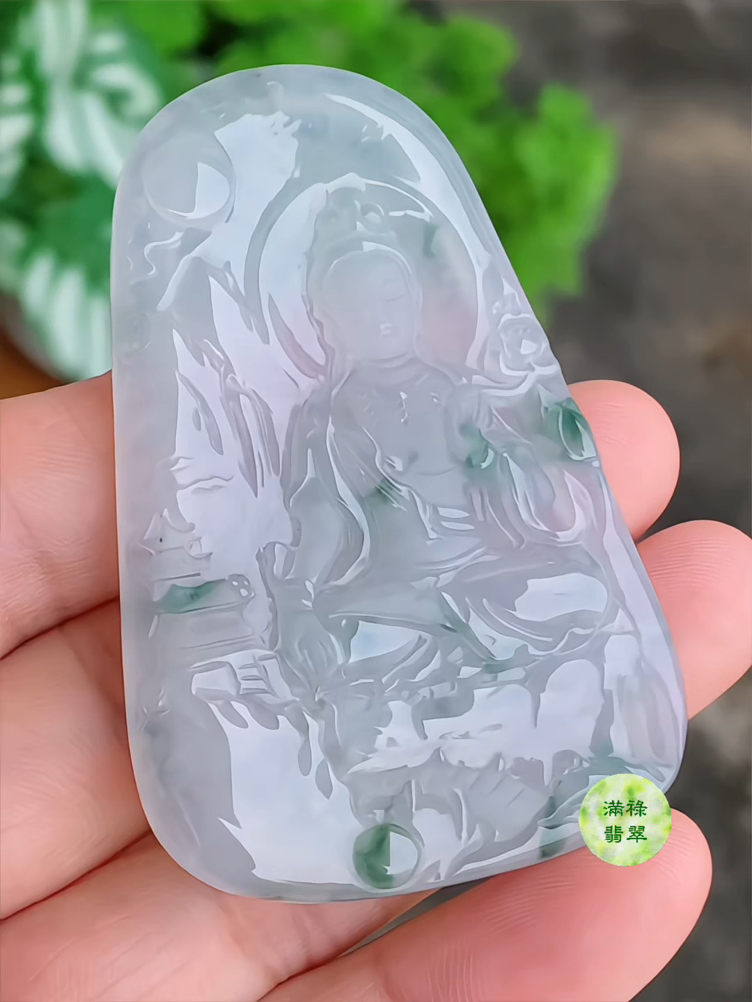 翡翠飄花觀音吊墜|慈悲守護 靈動雅緻 1 翡翠飄花觀音吊墜|慈悲守護 靈動雅緻