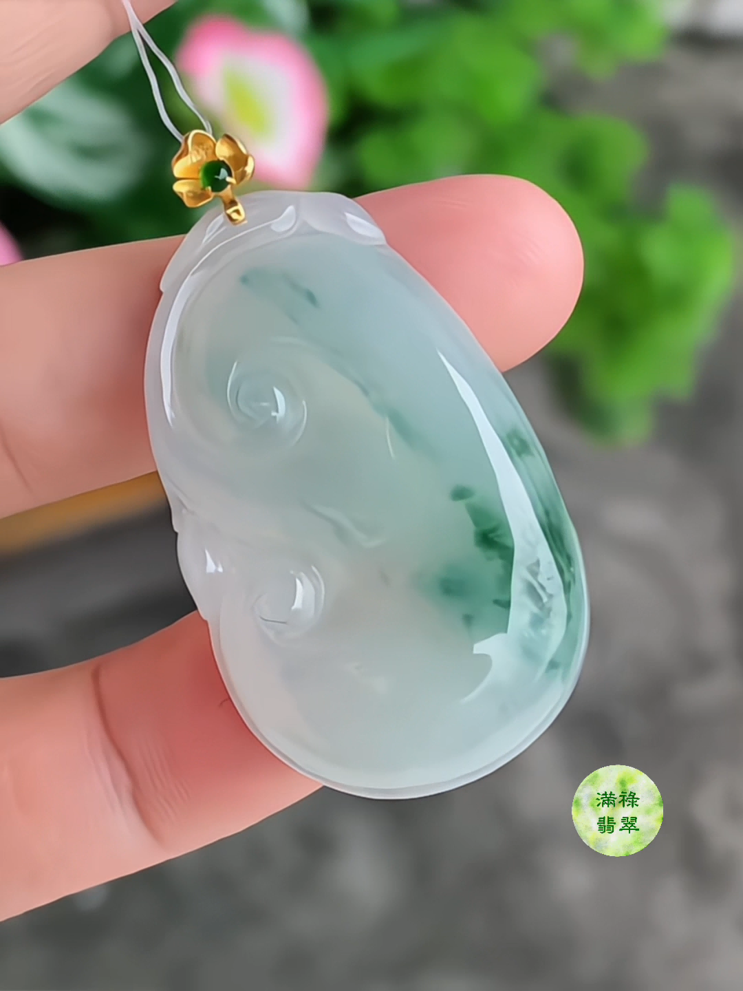 糯冰種飄花翡翠「如意」吊墜:從工藝到寓意的東方美學|貨號 26050214EU 4 糯冰種飄花翡翠「如意」吊墜:從工藝到寓意的東方美學|貨號 26050214EU