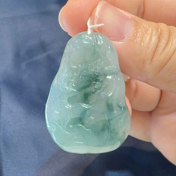 糯冰種帶綠翡翠「梅花鹿吊墜」吉祥福祿與精湛雕刻｜貨號 GL174241