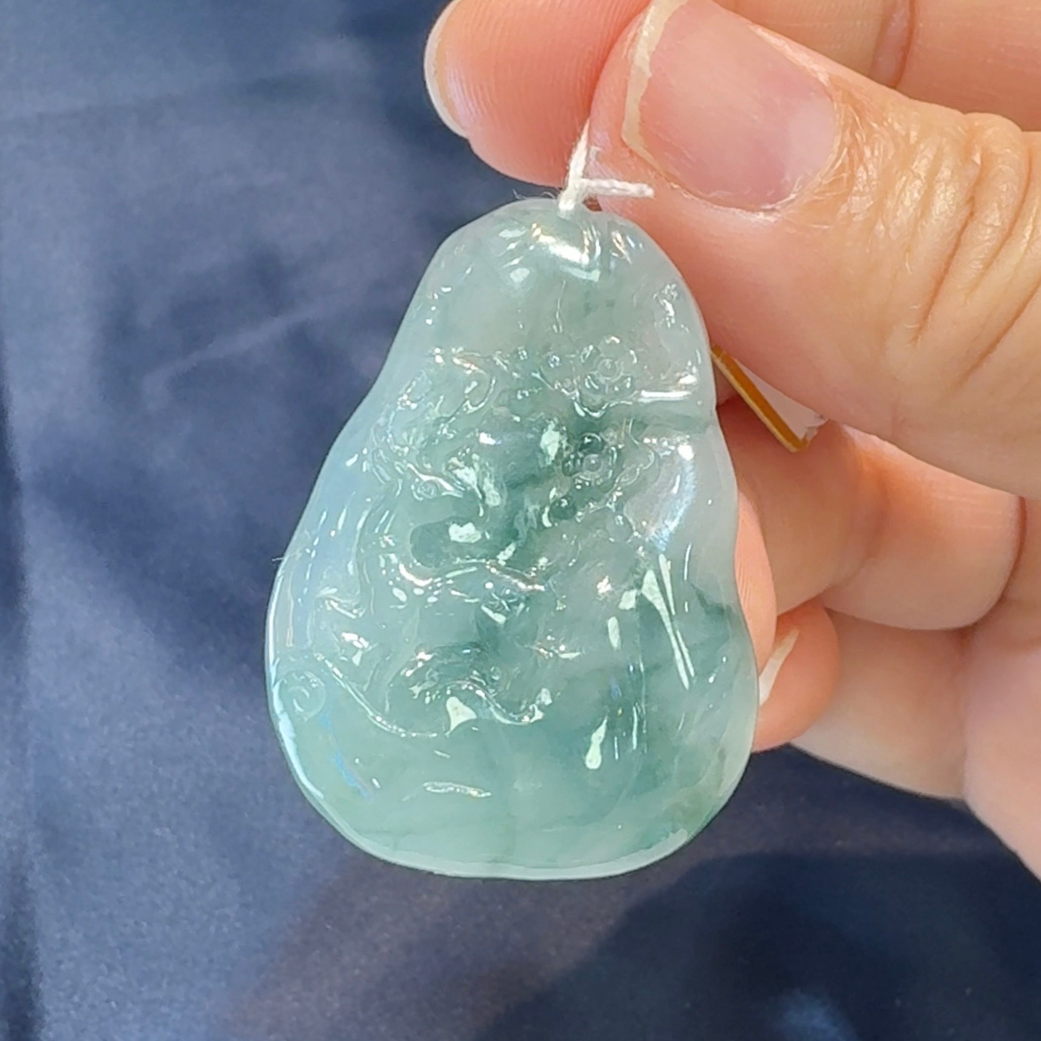 糯冰種帶綠翡翠「梅花鹿吊墜」吉祥福祿與精湛雕刻|貨號 GL174241 7 糯冰種帶綠翡翠「梅花鹿吊墜」吉祥福祿與精湛雕刻|貨號 GL174241