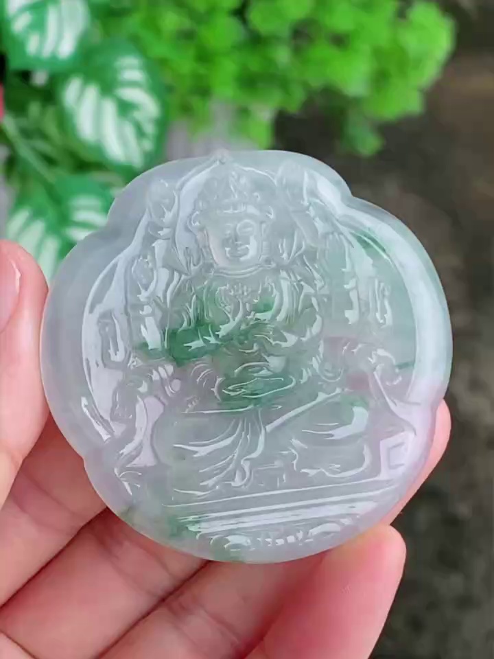 翡翠千手觀音吊墜 | 雕刻精美、千種守護 1 翡翠千手觀音吊墜 | 雕刻精美、千種守護