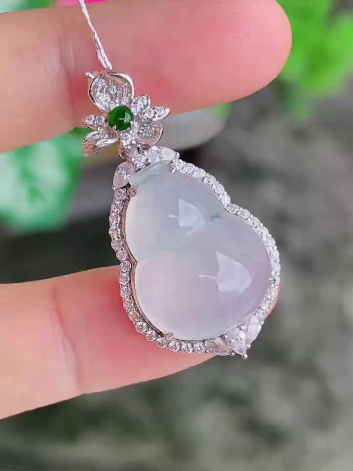 天然緬甸翡翠】18K金鑲嵌冰飄花葫蘆吊墜|老種冰透造型優美|香港翡翠網店精選推薦 1 天然緬甸翡翠】18K金鑲嵌冰飄花葫蘆吊墜|老種冰透造型優美|香港翡翠網店精選推薦