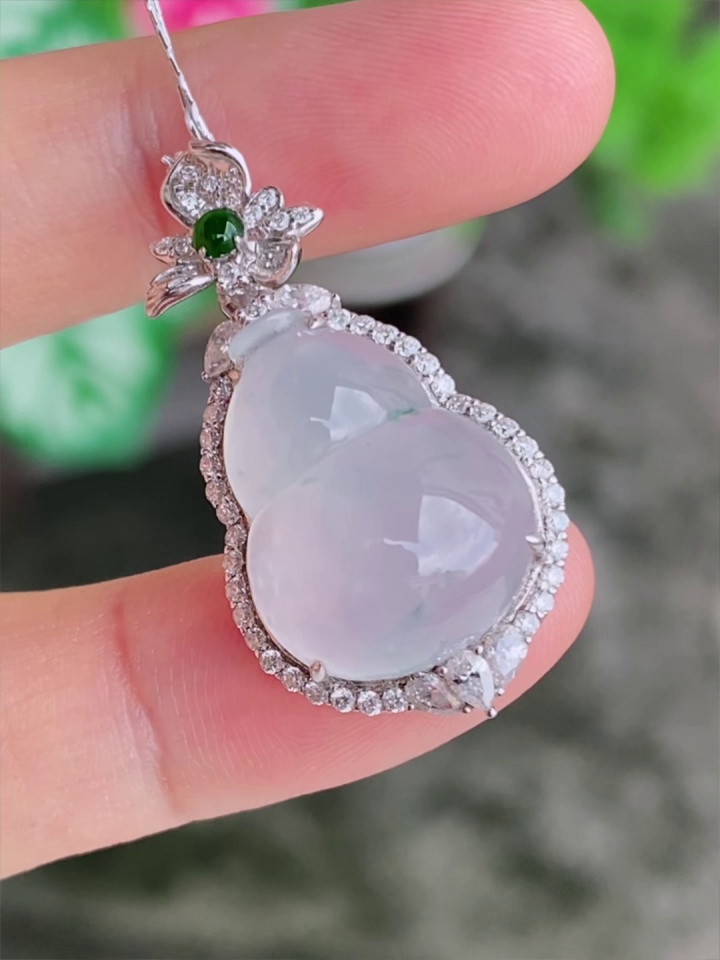 天然緬甸翡翠】18K金鑲嵌冰飄花葫蘆吊墜|老種冰透造型優美|香港翡翠網店精選推薦 2 天然緬甸翡翠】18K金鑲嵌冰飄花葫蘆吊墜|老種冰透造型優美|香港翡翠網店精選推薦 - Image 2