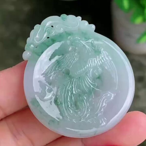 翡翠飄花鳳凰吊墜 | 獨特不死鳥題材、靈動唯美 (附權威鑑定證書)
