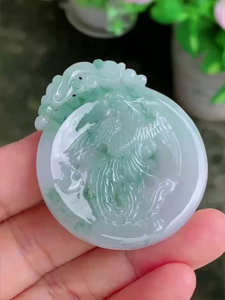 翡翠飄花鳳凰吊墜 | 獨特不死鳥題材、靈動唯美 (附權威鑑定證書) 1 翡翠飄花鳳凰吊墜 | 獨特不死鳥題材、靈動唯美 (附權威鑑定證書)
