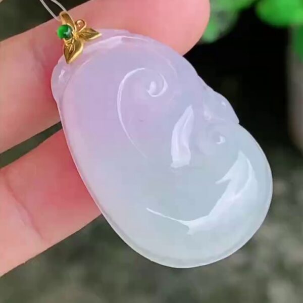 滿祿翡翠網店優雅推薦：這款翡翠如意吊墜完美融合了淡淡的淺紫與淺綠色調，色彩浪漫迷人。玉石種質幼細，水頭瑩潤，如意線條流暢，寓意萬事如意、福氣綿延。每件珍品均附送權威的香港翡翠鑑定證書，保證天然品質。無論是犒賞自己還是節日送禮，處處盡顯高雅品位，歡迎立即瀏覽網店選購。