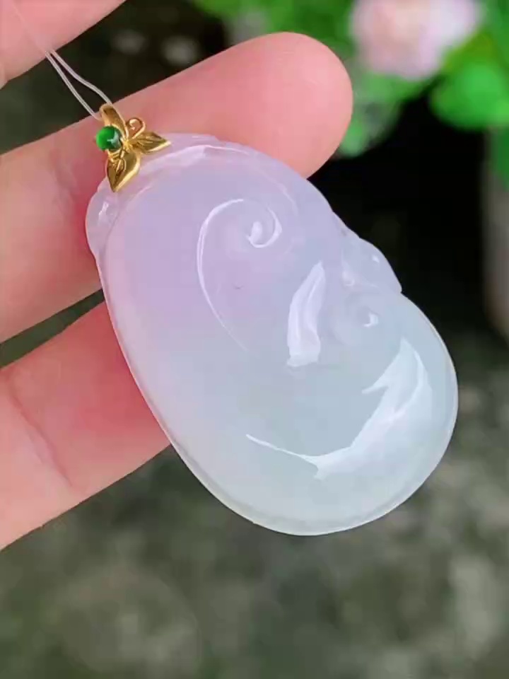 天然雙色翡翠如意吊墜 | 唯美淺紫淺綠、種質幼細細緻 (附權威鑑定證書) 1 滿祿翡翠網店優雅推薦:這款翡翠如意吊墜完美融合了淡淡的淺紫與淺綠色調,色彩浪漫迷人。玉石種質幼細,水頭瑩潤,如意線條流暢,寓意萬事如意、福氣綿延。每件珍品均附送權威的香港翡翠鑑定證書,保證天然品質。無論是犒賞自己還是節日送禮,處處盡顯高雅品位,歡迎立即瀏覽網店選購。