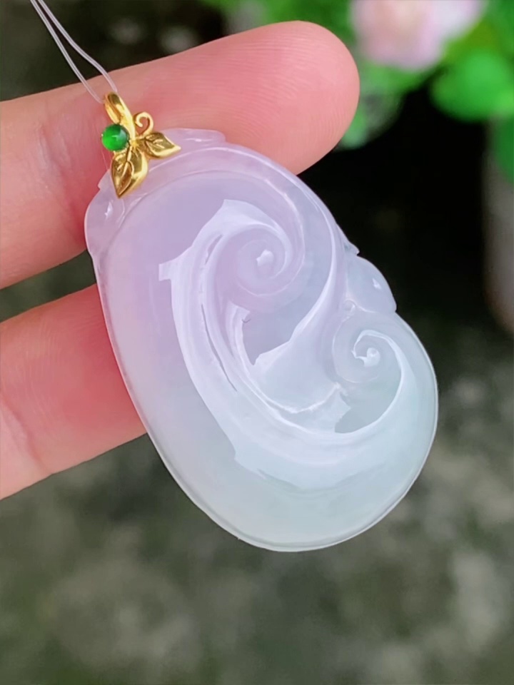 天然雙色翡翠如意吊墜 | 唯美淺紫淺綠、種質幼細細緻 (附權威鑑定證書) 2 天然雙色翡翠如意吊墜 | 唯美淺紫淺綠、種質幼細細緻 (附權威鑑定證書) - Image 2