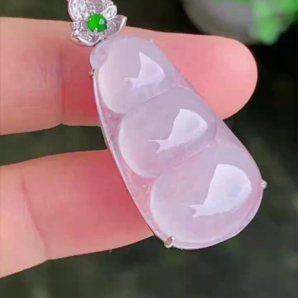 【滿祿翡翠】18K白金花頭翡翠福豆吊墜 | 白冰瑩潤、祥瑞福到 (附權威鑑定證書)