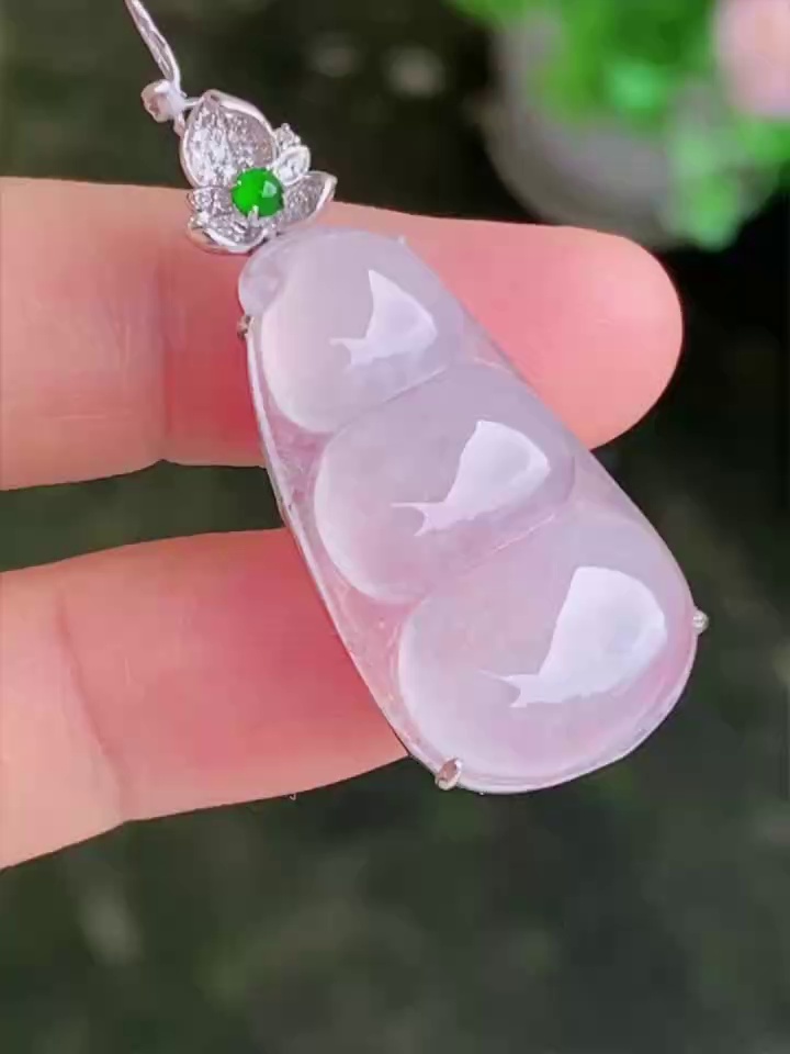 【滿祿翡翠】18K白金花頭翡翠福豆吊墜 | 白冰瑩潤、祥瑞福到 (附權威鑑定證書) 1 【滿祿翡翠】18K白金花頭翡翠福豆吊墜 | 白冰瑩潤、祥瑞福到 (附權威鑑定證書)