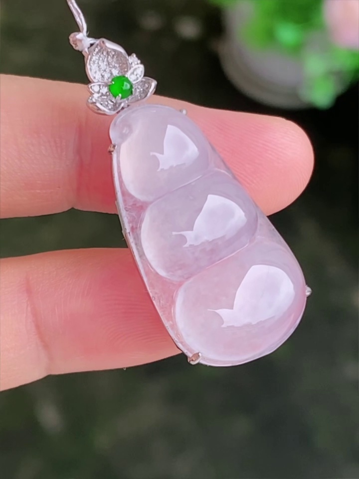 【滿祿翡翠】18K白金花頭翡翠福豆吊墜 | 白冰瑩潤、祥瑞福到 (附權威鑑定證書) 3 【滿祿翡翠】18K白金花頭翡翠福豆吊墜 | 白冰瑩潤、祥瑞福到 (附權威鑑定證書) - Image 3