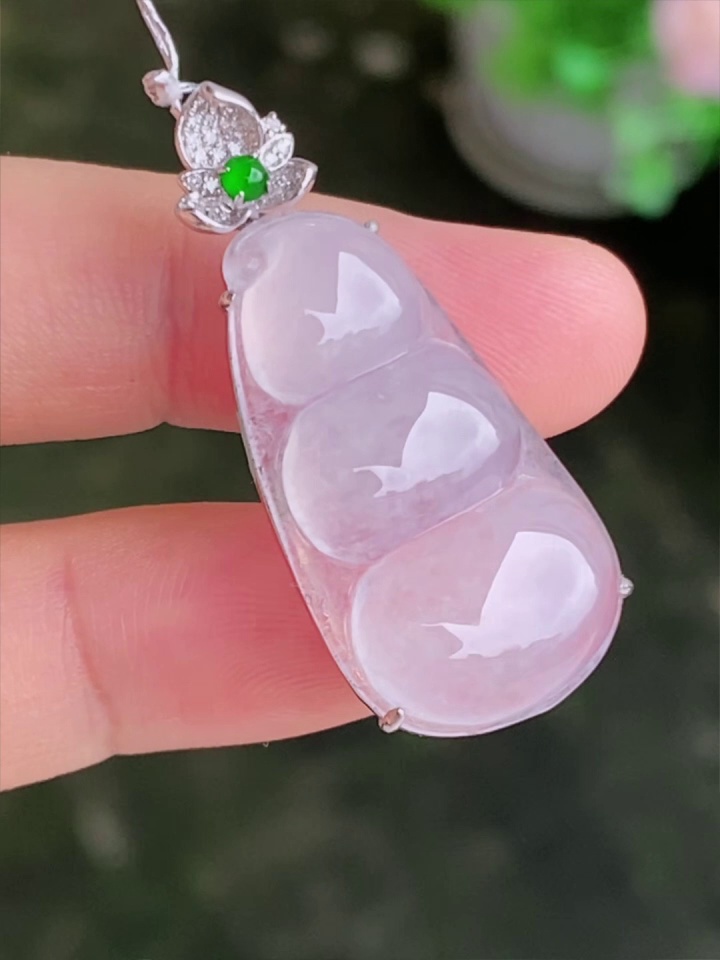 【滿祿翡翠】18K白金花頭翡翠福豆吊墜 | 白冰瑩潤、祥瑞福到 (附權威鑑定證書) 4 【滿祿翡翠】18K白金花頭翡翠福豆吊墜 | 白冰瑩潤、祥瑞福到 (附權威鑑定證書) - Image 4