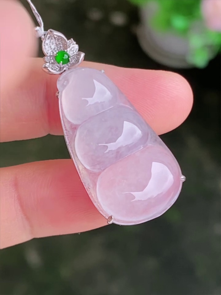 【滿祿翡翠】18K白金花頭翡翠福豆吊墜 | 白冰瑩潤、祥瑞福到 (附權威鑑定證書) 5 【滿祿翡翠】18K白金花頭翡翠福豆吊墜 | 白冰瑩潤、祥瑞福到 (附權威鑑定證書) - Image 5