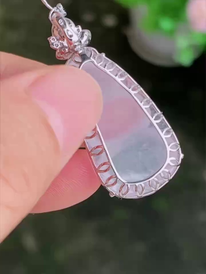 【滿祿翡翠】18K白金花頭翡翠福豆吊墜 | 白冰瑩潤、祥瑞福到 (附權威鑑定證書) 7 【滿祿翡翠】18K白金花頭翡翠福豆吊墜 | 白冰瑩潤、祥瑞福到 (附權威鑑定證書) - Image 7