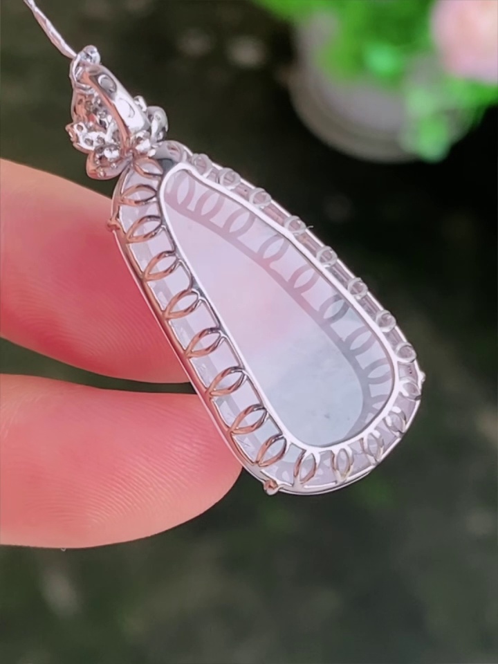 【滿祿翡翠】18K白金花頭翡翠福豆吊墜 | 白冰瑩潤、祥瑞福到 (附權威鑑定證書) 10 【滿祿翡翠】18K白金花頭翡翠福豆吊墜 | 白冰瑩潤、祥瑞福到 (附權威鑑定證書) - Image 10