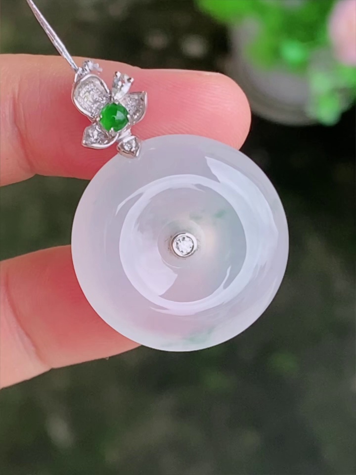 【滿祿翡翠】18K白金花頭翡翠平安扣 | 白冰清透、乾淨水頭好吊墜 (附權威鑑定證書) 4 【滿祿翡翠】18K白金花頭翡翠平安扣 | 白冰清透、乾淨水頭好吊墜 (附權威鑑定證書) - Image 4