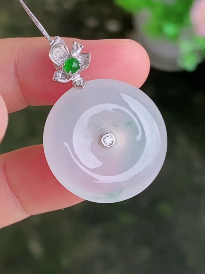 【滿祿翡翠】18K白金花頭翡翠平安扣 | 白冰清透、乾淨水頭好吊墜 (附權威鑑定證書) 5 【滿祿翡翠】18K白金花頭翡翠平安扣 | 白冰清透、乾淨水頭好吊墜 (附權威鑑定證書) - Image 5