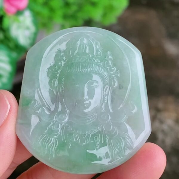 【滿祿翡翠】天然淺綠翡翠度母吊墜 | 觀音化身、別緻半身法相 (附權威鑑定證書)