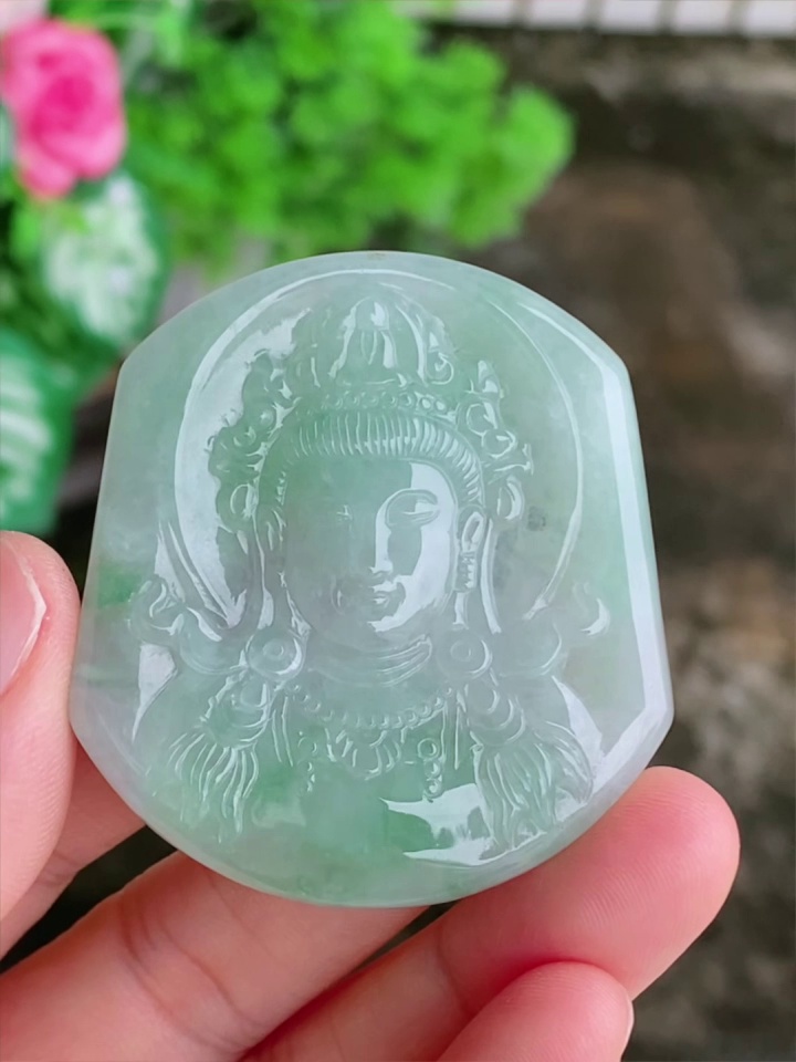 【滿祿翡翠】天然淺綠翡翠度母吊墜 | 觀音化身、別緻半身法相 (附權威鑑定證書) 1 【滿祿翡翠】天然淺綠翡翠度母吊墜 | 觀音化身、別緻半身法相 (附權威鑑定證書)