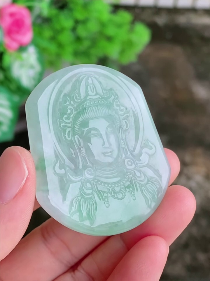 【滿祿翡翠】天然淺綠翡翠度母吊墜 | 觀音化身、別緻半身法相 (附權威鑑定證書) 5 【滿祿翡翠】天然淺綠翡翠度母吊墜 | 觀音化身、別緻半身法相 (附權威鑑定證書) - Image 5