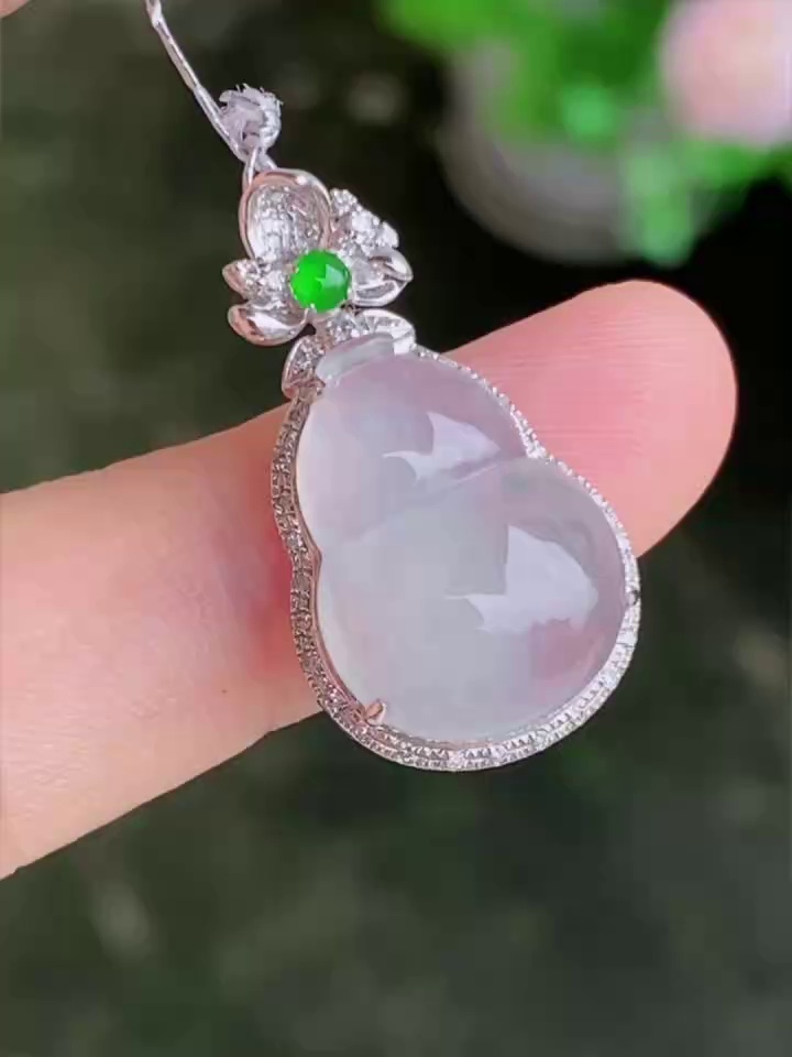 【滿祿翡翠】白冰翡翠葫蘆吊墜 | 18K白金鑽石繁花微鑲 (附權威鑑定證書) 2 【滿祿翡翠】白冰翡翠葫蘆吊墜 | 18K白金鑽石繁花微鑲 (附權威鑑定證書)