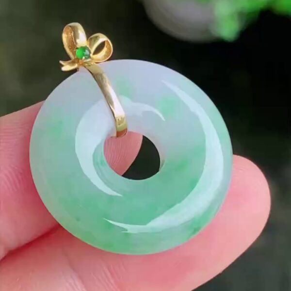 【滿祿翡翠】18K金絲帶鑲嵌翡翠平安扣 | 浪漫淺綠、精緻優雅吊墜 (附權威鑑定證書)