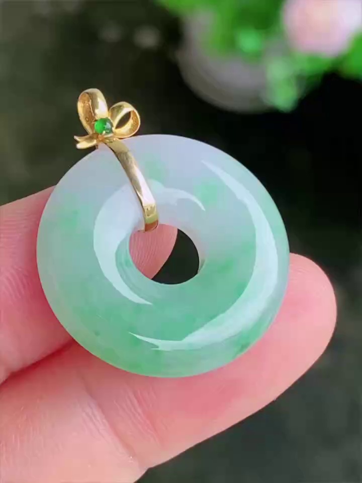 【滿祿翡翠】18K金絲帶鑲嵌翡翠平安扣 | 浪漫淺綠、精緻優雅吊墜 (附權威鑑定證書) 1 【滿祿翡翠】18K金絲帶鑲嵌翡翠平安扣 | 浪漫淺綠、精緻優雅吊墜 (附權威鑑定證書)