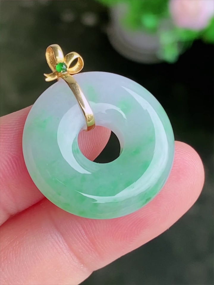 【滿祿翡翠】18K金絲帶鑲嵌翡翠平安扣 | 浪漫淺綠、精緻優雅吊墜 (附權威鑑定證書) 2 【滿祿翡翠】18K金絲帶鑲嵌翡翠平安扣 | 浪漫淺綠、精緻優雅吊墜 (附權威鑑定證書) - Image 2