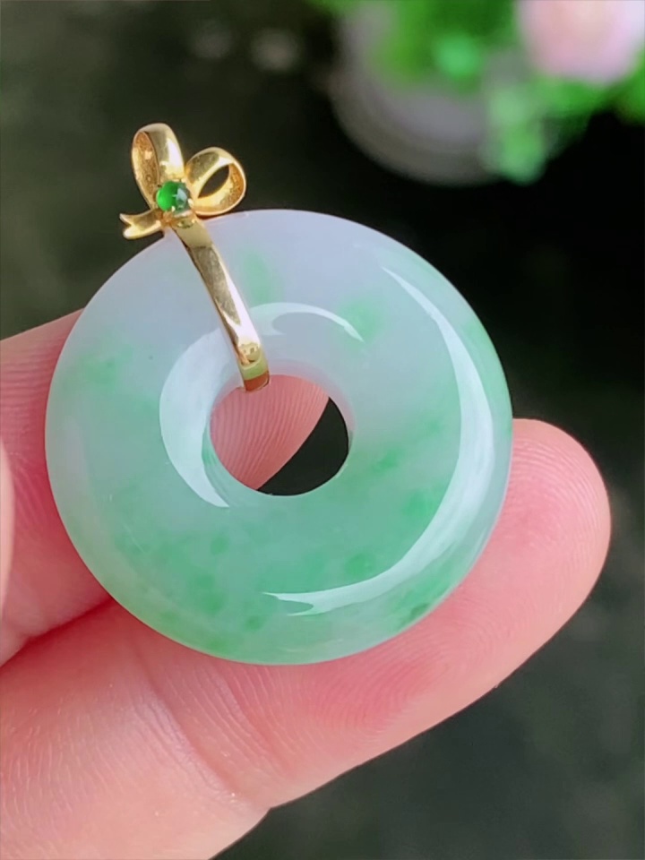 【滿祿翡翠】18K金絲帶鑲嵌翡翠平安扣 | 浪漫淺綠、精緻優雅吊墜 (附權威鑑定證書) 3 【滿祿翡翠】18K金絲帶鑲嵌翡翠平安扣 | 浪漫淺綠、精緻優雅吊墜 (附權威鑑定證書) - Image 3