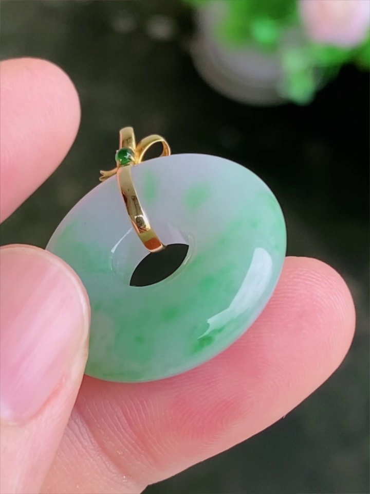 【滿祿翡翠】18K金絲帶鑲嵌翡翠平安扣 | 浪漫淺綠、精緻優雅吊墜 (附權威鑑定證書) 4 【滿祿翡翠】18K金絲帶鑲嵌翡翠平安扣 | 浪漫淺綠、精緻優雅吊墜 (附權威鑑定證書) - Image 4
