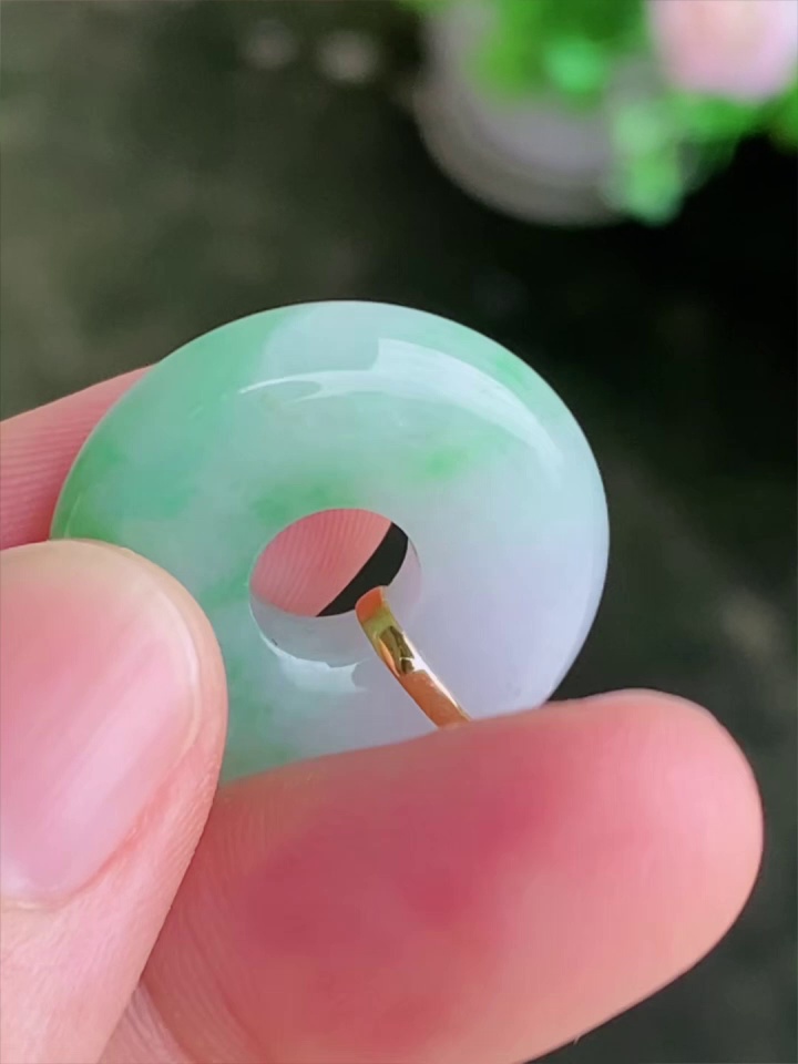 【滿祿翡翠】18K金絲帶鑲嵌翡翠平安扣 | 浪漫淺綠、精緻優雅吊墜 (附權威鑑定證書) 5 【滿祿翡翠】18K金絲帶鑲嵌翡翠平安扣 | 浪漫淺綠、精緻優雅吊墜 (附權威鑑定證書) - Image 5