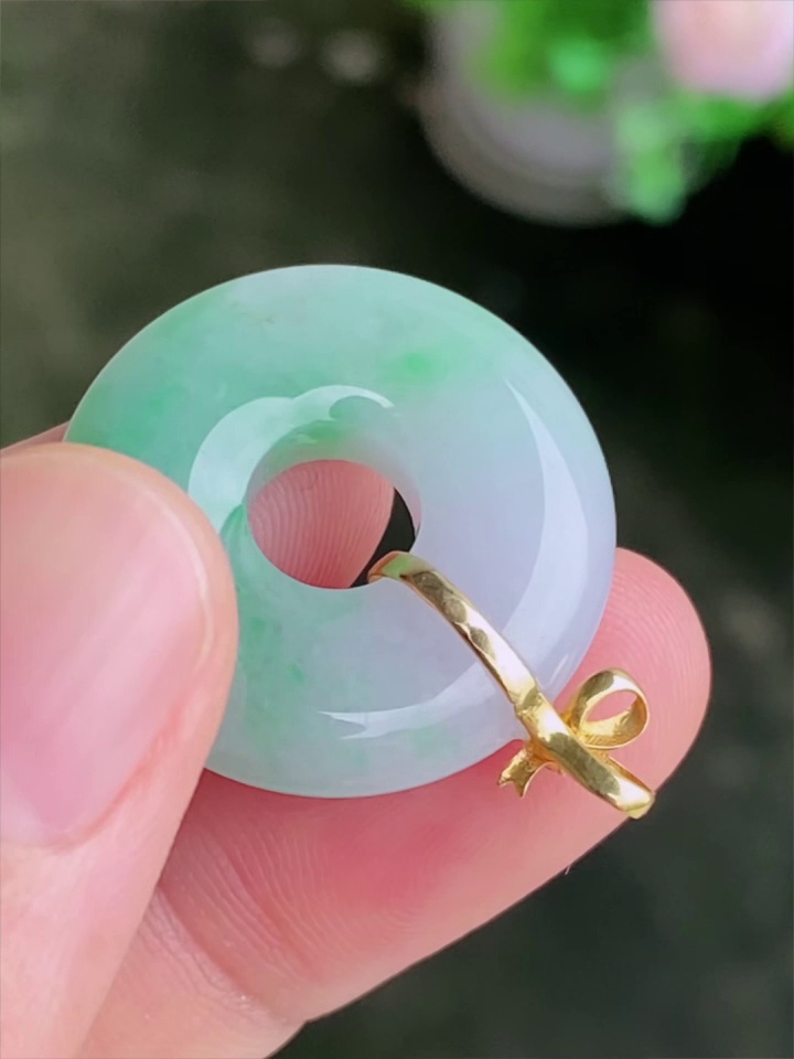 【滿祿翡翠】18K金絲帶鑲嵌翡翠平安扣 | 浪漫淺綠、精緻優雅吊墜 (附權威鑑定證書) 6 【滿祿翡翠】18K金絲帶鑲嵌翡翠平安扣 | 浪漫淺綠、精緻優雅吊墜 (附權威鑑定證書) - Image 6