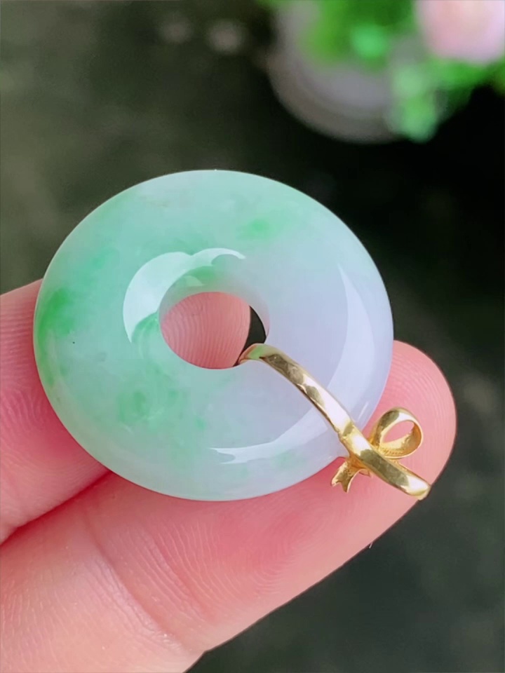 【滿祿翡翠】18K金絲帶鑲嵌翡翠平安扣 | 浪漫淺綠、精緻優雅吊墜 (附權威鑑定證書) 7 【滿祿翡翠】18K金絲帶鑲嵌翡翠平安扣 | 浪漫淺綠、精緻優雅吊墜 (附權威鑑定證書) - Image 7