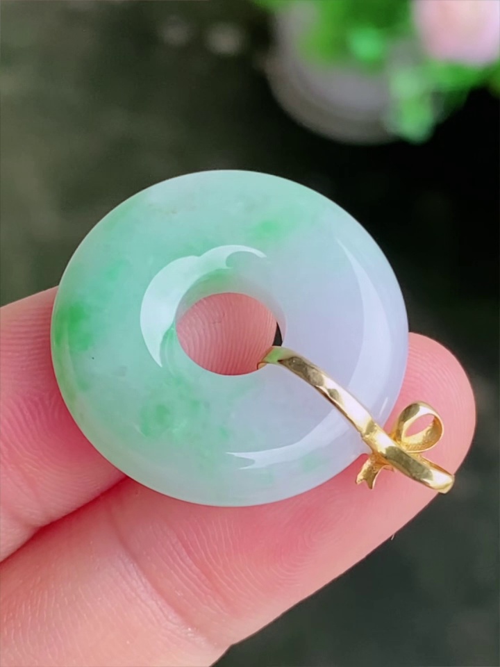【滿祿翡翠】18K金絲帶鑲嵌翡翠平安扣 | 浪漫淺綠、精緻優雅吊墜 (附權威鑑定證書) 8 【滿祿翡翠】18K金絲帶鑲嵌翡翠平安扣 | 浪漫淺綠、精緻優雅吊墜 (附權威鑑定證書) - Image 8
